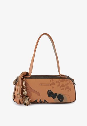 Rechteckige, hellbraune Handtasche mit zwei Griffen, abstrakten schwarzen und braunen Mustern, Reißverschluss in Goldoptik sowie dekorativen Anhängern in Gold und Schildpatt.