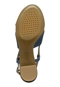 Sandali GEOX con cinturini in tessuto blu e suola in gomma beige. Presentano una suola perforata per la traspirabilità e un piccolo tacco.