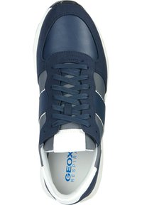 Sneaker blu navy con parte superiore in pelle e tessuto, suola in gomma bianca, strisce laterali a contrasto e fori di ventilazione circolari.