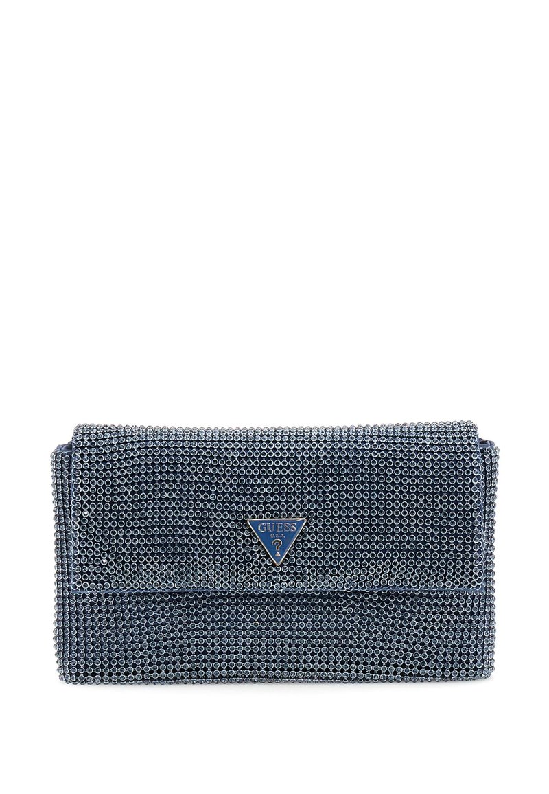 Sininen metallinhohtoinen clutch, jossa on pyöreitä koristeraitoja, taitettavalla läpällä ja brändätty kolmion muotoinen yksityiskohta. Glein pintakuviointi, joka antaa sille kiiltävän pinnan.