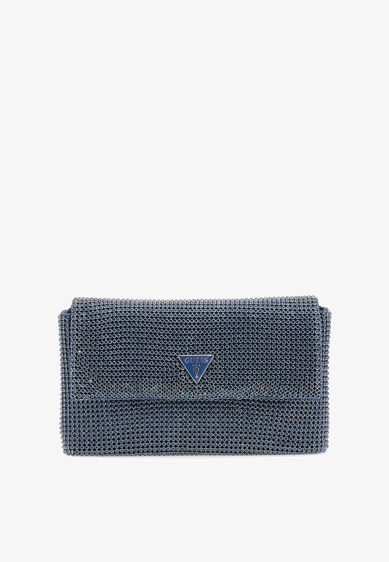 Sininen metallinhohtoinen clutch, jossa on pyöreitä koristeraitoja, taitettavalla läpällä ja brändätty kolmion muotoinen yksityiskohta. Glein pintakuviointi, joka antaa sille kiiltävän pinnan.