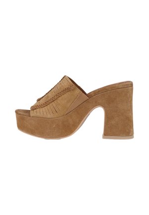 Mule platform in suede marrone con tacco alto spesso, bordatura intrecciata e dettagli con frange sulla tomaia.
