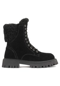 Botas de tobillo de ante negro con un cuello de felpa sintética texturizada, ojales metálicos y una suela de goma chunky. Diseño de cordones.