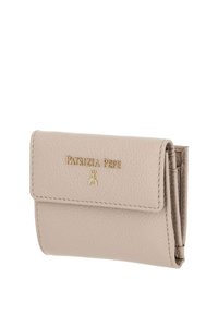 Portefeuille en cuir beige à finition texturée, avec un logo estampé en or et un design pliable. Présente des lignes épurées et des détails de couture contrastants.