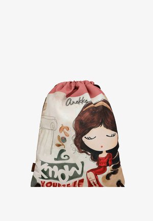 Bolsa con cordón con una niña de dibujos animados sentada con un vestido rojo, texto "Conócete a ti mismo", ilustraciones florales y de columnas, y el nombre "Anekke".