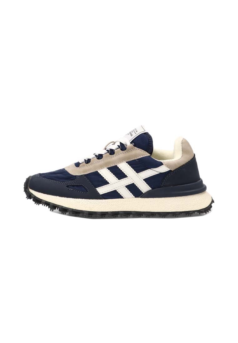 Zapatilla deportiva azul marino con acentos en blanco y panel de ante beige; suela texturizada con tracción para agarre; cuello acolchado para mayor comodidad.