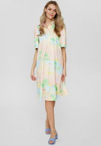 Rochie cu mânecă scurtă, până la genunchi, în culori pastelate, cu un imprimeu peisagistic ce prezintă palms, soare și elemente de plajă; design cu nasturi.
