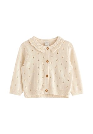 Cardigan per bambini lavorato a maglia color crema con colletto smerlato, motivo a occhielli e quattro bottoni marroni sul davanti.