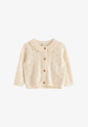 Cardigan per bambini lavorato a maglia color crema con colletto smerlato, motivo a occhielli e quattro bottoni marroni sul davanti.