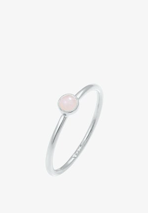 Anneau fin en argent avec une petite pierre précieuse ronde rose pâle sertie dans un chaton, poinçonné "925" indiquant de l’argent sterling.