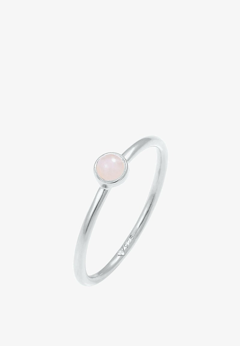 Anneau fin en argent avec une petite pierre précieuse ronde rose pâle sertie dans un chaton, poinçonné "925" indiquant de l’argent sterling.