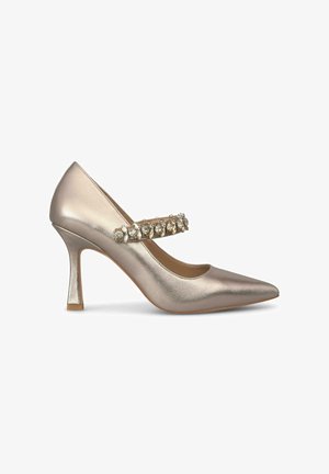 Chaussure à talon aiguille dorée métallisée avec un bout pointu et une sangle décorative ornée de bijoux transparents à l'avant. Texture lisse, design élégant.