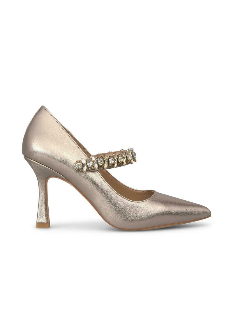 Zapato de tacón alto metálico dorado con punta afilada y una correa decorativa que presenta joyas transparentes en la parte delantera. Textura suave, diseño elegante.