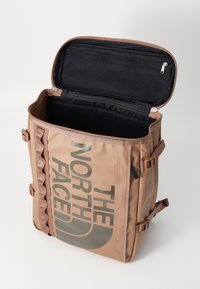 The North Face BASE CAMP FUSE BOX - Ruksak - latte/smokey brown