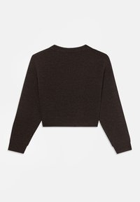 Mørkebrun ribbestrikket cropped genser med lange ermer og rund hals, vist fra ryggen mot en hvit bakgrunn.