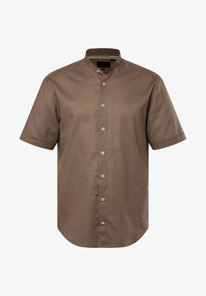 Camisa marrón de manga corta con cuello alto, presenta un cierre de botones, textura suave y un detalle de cuello interior con un patrón en contraste.