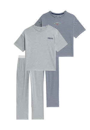 Dwa zestawy odzieży do noszenia w domu: szara bawełniana koszulka z logo na piersiach oraz granatowa koszula w paski. W zestawie znajdują się dopasowane szare spodnie oraz granatowe spodnie w paski.