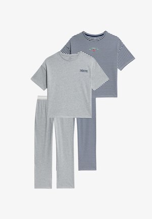 Twee sets loungewear: een grijze katoenen t-shirt met logo op de borst en een marineblauw gestreept shirt. Inclusief bijpassende grijze broeken en marineblauw gestreepte broeken.