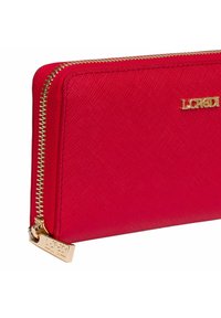 Portafoglio rosso con cerniera realizzato in materiale testurizzato, con una cerniera dorata e un accento di branding sul davanti. Design compatto e rettangolare.
