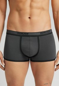 Szare bokserki z elastycznego materiału o gładkiej strukturze. Posiadają czarną gumkę w pasie z logo "HUMAN" oraz dwie szwy z przodu.