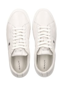 Weiße Leder-Sneaker mit glatter Textur, flachen Schnürsenkeln, runder Zehenform und dezenter Markenkennzeichnung an der Seite und auf der Innensohle.