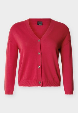 Καρντιγκάν με V λαιμόκοψη σε κόκκινο χρώμα, με μακριά μανίκια και τέσσερα κουμπιά μπροστά, με ριμπ μανσέτες και τελείωμα.