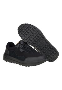 Baskets de sport noires en mesh et en daim, dotées d'une semelle en caoutchouc texturé avec des grips arrondis, d'un bout arrondi et de lacets contrastés.