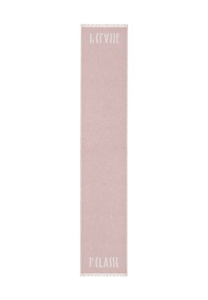 Lunga sciarpa stretta rosa chiaro con estremità bianche sfrangiate e il testo "1ª CLASSE" in bianco vicino a ogni estremità.