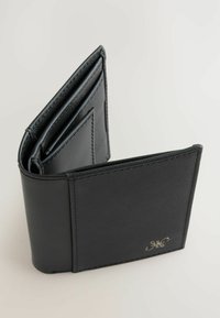 Schwarze Lederbörse mit strukturiertem Finish; praktische Doppel-Klapp-Design mit mehreren Kartenfächern und einem dezenten geprägten Logo auf der Vorderseite.