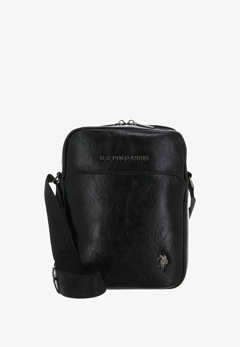 Sac messager en cuir noir avec une finition texturée, fermeture éclair et sangle ajustable ornée d'un logo embossé. Petit détail d'emblème sur le devant.