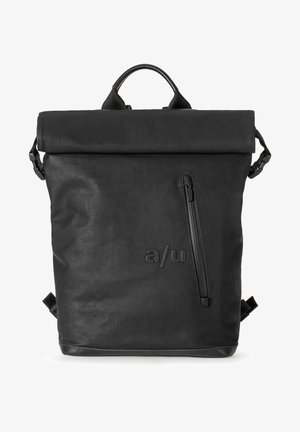 Schwarzer Rolltop-Rucksack mit einer strukturierten Nylon-Außenseite, einer vorderen Reißverschlusstasche und einem Tragegriff oben sowie verstellbaren Schultergurten.