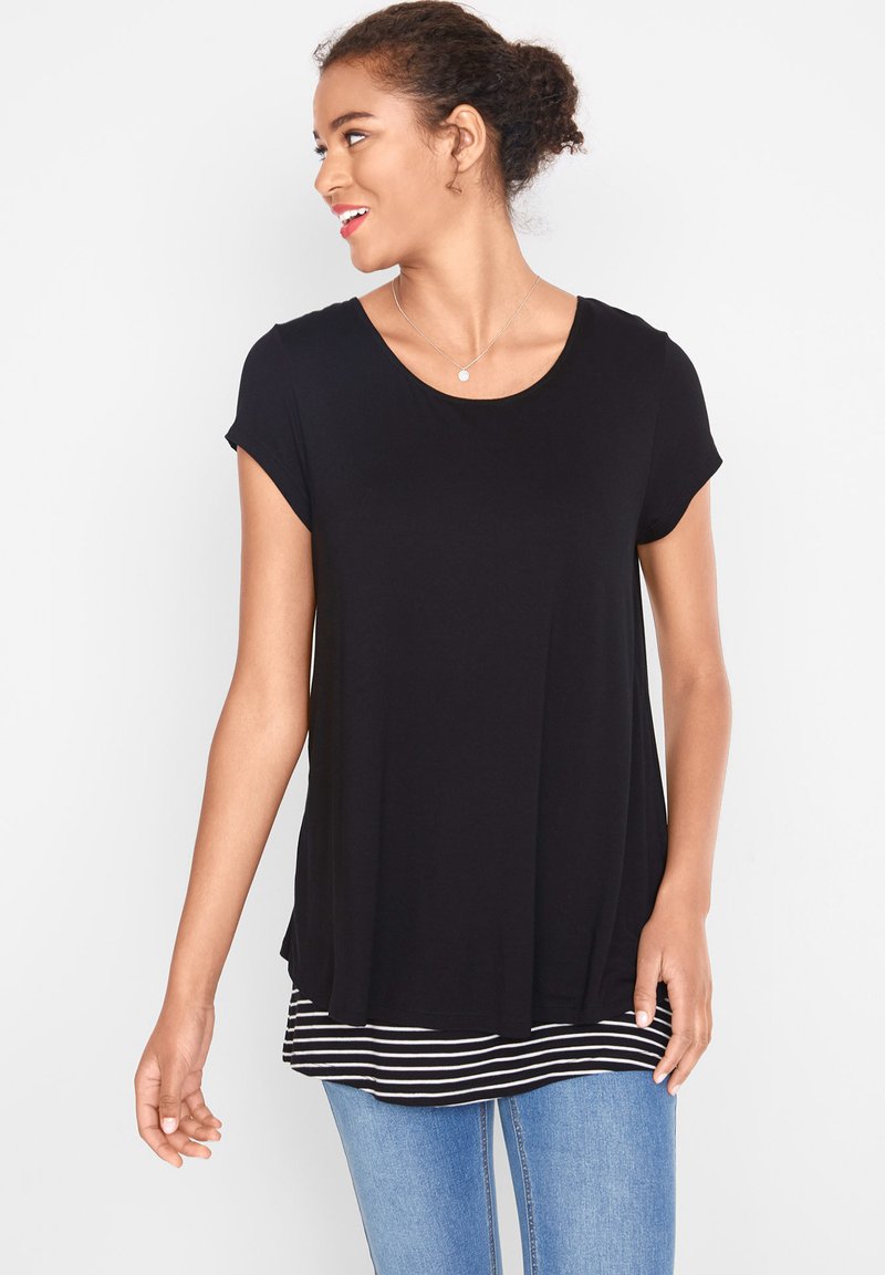 Haut noir à manches courtes avec un col rond, superposé sur un ourlet rayé. Tissu doux, coupe décontractée et détail d'ourlet inférieur incurvé.