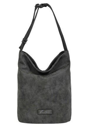 Bolso negro texturizado de hombro con correa ajustable y pequeña etiqueta rectangular con texto en cursiva en la parte frontal inferior central.