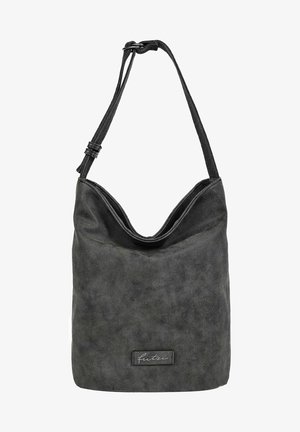 Bolso negro texturizado de hombro con correa ajustable y pequeña etiqueta rectangular con texto en cursiva en la parte frontal inferior central.