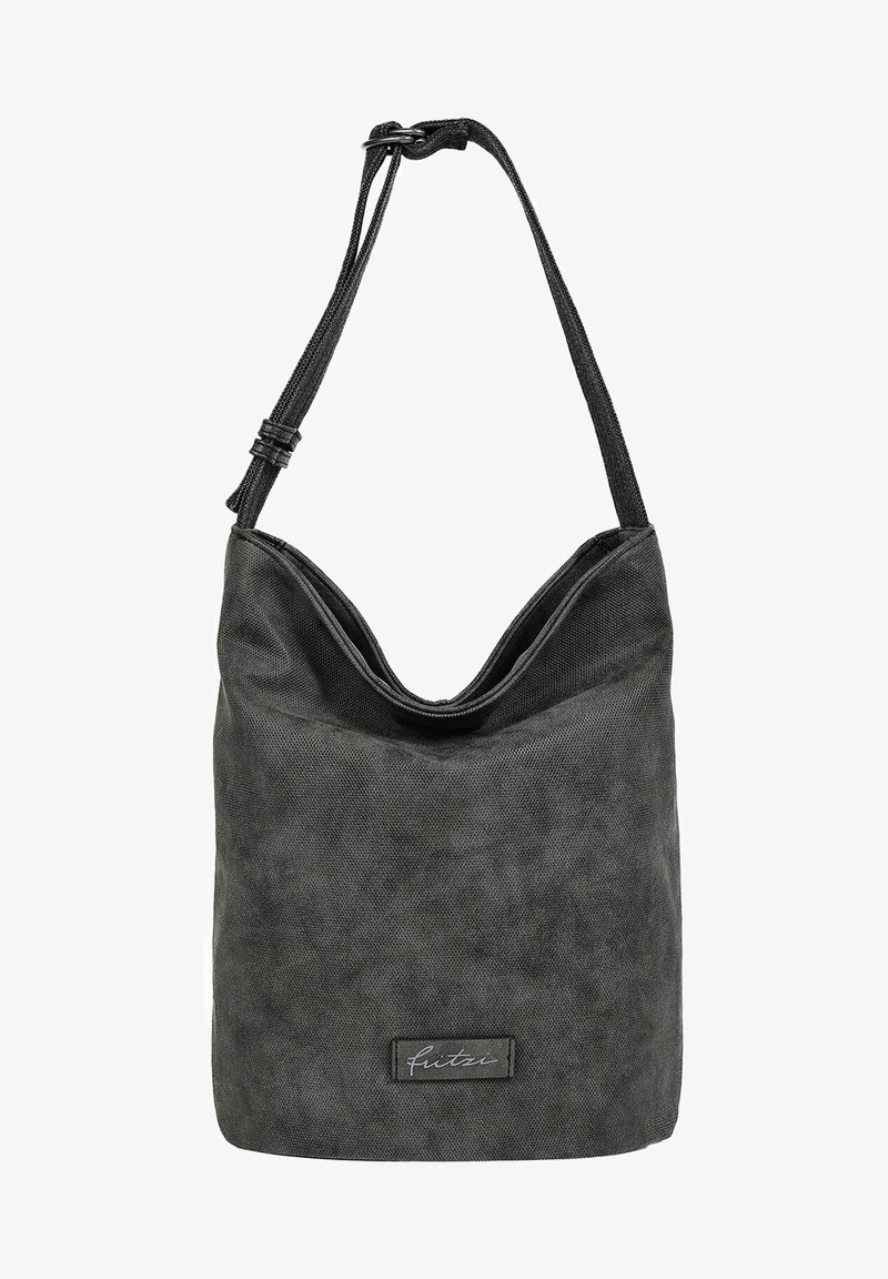 Sac à bandoulière noir texturé avec sangle ajustable et petite étiquette rectangulaire comportant un texte en cursive à l'avant, en bas au centre.