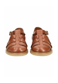 Par brune læderfiskersandaler med lukkede tæer, spænde stropper og beige gummisåler vist forfra.