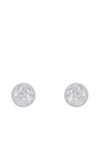 Pendientes de plata redondos que presentan un racimo de pequeñas piedras brillantes y transparentes engastadas en una base suave y pulida.