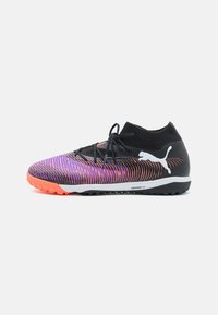 Baskets noires avec un design dégradé violet et orange, tige texturée et collier en mesh noir. Elles possèdent une semelle en caoutchouc et un système de laçage.