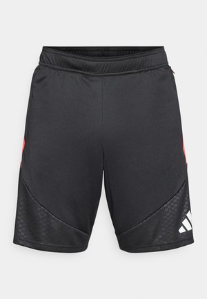 Pantalones cortos deportivos negros con detalles rojos, cintura elástica, paneles laterales negros texturizados y logo blanco en la parte inferior derecha.