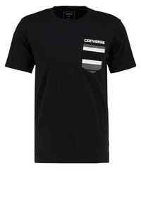 Černé tričko Converse s krátkým rukávem, s pruhovanou černobílou náprsní kapsou a bílým logem Converse nad ní.