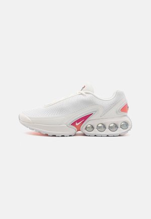 Witte sportschoen met mesh bovenwerk, roze verlopende accenten en vier zichtbare luchtveren in de tussenzool.