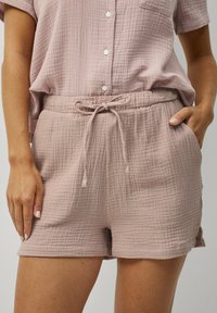 Lichtroze geweven shorts met een elastische tailleband en trekkoord. Gestructureerde stof met een ruitpatroon, voorzien van schuine voorzakken.