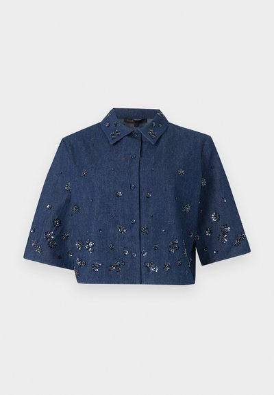 Chemise courte bleu foncé à manches courtes, boutonnée à l'avant, décorée de motifs floraux épars en sequins noirs et argentés.