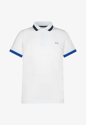 Polo blanc à manches courtes avec col bleu marine, poignets de manches bleus, deux boutons, et un petit logo bleu en forme de triangle et de X sur la poitrine gauche.