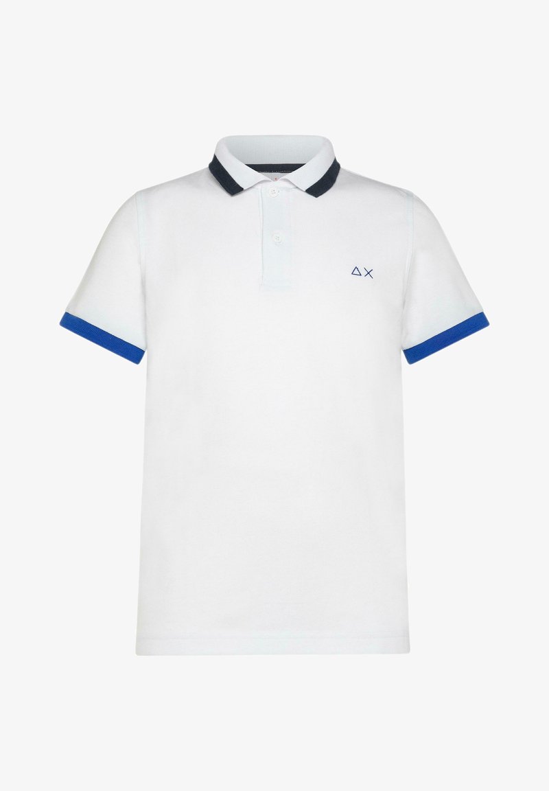Polo blanc à manches courtes avec col bleu marine, poignets de manches bleus, deux boutons, et un petit logo bleu en forme de triangle et de X sur la poitrine gauche.