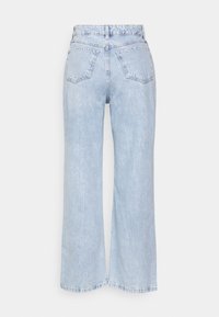 Vaqueros de pierna ancha en azul claro con un acabado desgastado, que cuentan con una cintura alta, dos bolsillos traseros y un dobladillo limpio. Fabricados con material vaquero.