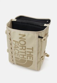 The North Face BASE CAMP FUSE BOX - Ruksak - gravel/khaki stone