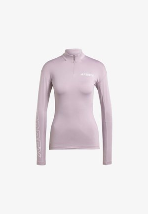 Helles lila langärmliges Sportoberteil mit hohem Kragen, ausgestattet mit einem halben Reißverschluss und dem aufgedruckten "TERREX"-Logo auf der Vorderseite und dem Ärmel. Glattes Material.