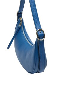 Niebieska skórzana torebka crossbody o zaokrąglonym kształcie, z zamkiem błyskawicznym i jednym regulowanym paskiem. Teksturowana powierzchnia z wypolerowanym okuciem.