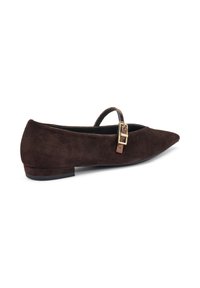 Zapato plano de ante marrón con puntera puntiaguda, que presenta una correa delgada y un acento de hebilla dorada en el lateral. Diseño de tacón bajo.